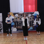 6 Prowadzący uroczystość uczniowie klas VIII oraz przemawiająca w imieniu młodszych uczniów Marta z VII d.png