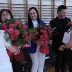 6b Wręczenie Dyrekcji Szkoły bukietów – symboliczne przekazanie podziękowań wszystkim nauczycielom.png