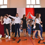 8 Polonez w wykonaniu uczniów klas VIII (2).png