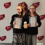 4 przedstawicielki grup teatralnych sp 43 z opiekunem po odebraniu nagród.jpg