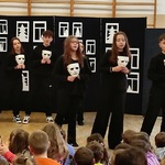 1 aktorzy z zespołu Abrakadabra na scenie (5).jpg