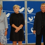 Nagrodzeni pracownicy administracji na tle dekoracji