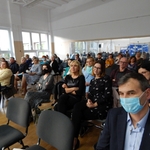 Nauczyciele i inni pracownicy szkoły siedzą na widowni.JPG
