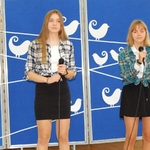 Hania i Ola uczennice śpiewają na tle dekoracji.JPG
