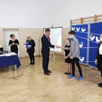Dyrektor szkoły wręcza stypendia