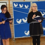 Prowadzące panie Fiłończuk i Stępniewska na tle dekoracji
