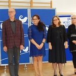 Druga grupa nagrodzonych nauczycieli na tle dekoracji