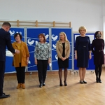 Dyrektor Andrzej Danieluk wręcza nagrody nauczycielom