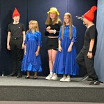 4 młodzi aktorzy na scenie (3).jpg