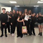 8 grupa teatralna po odebraniu nagrody 1.jpg