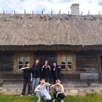 3 młodzież a grupy Abrakadabra w Muzeum Sztuki Ludowej w Jurowcach (2).jpeg
