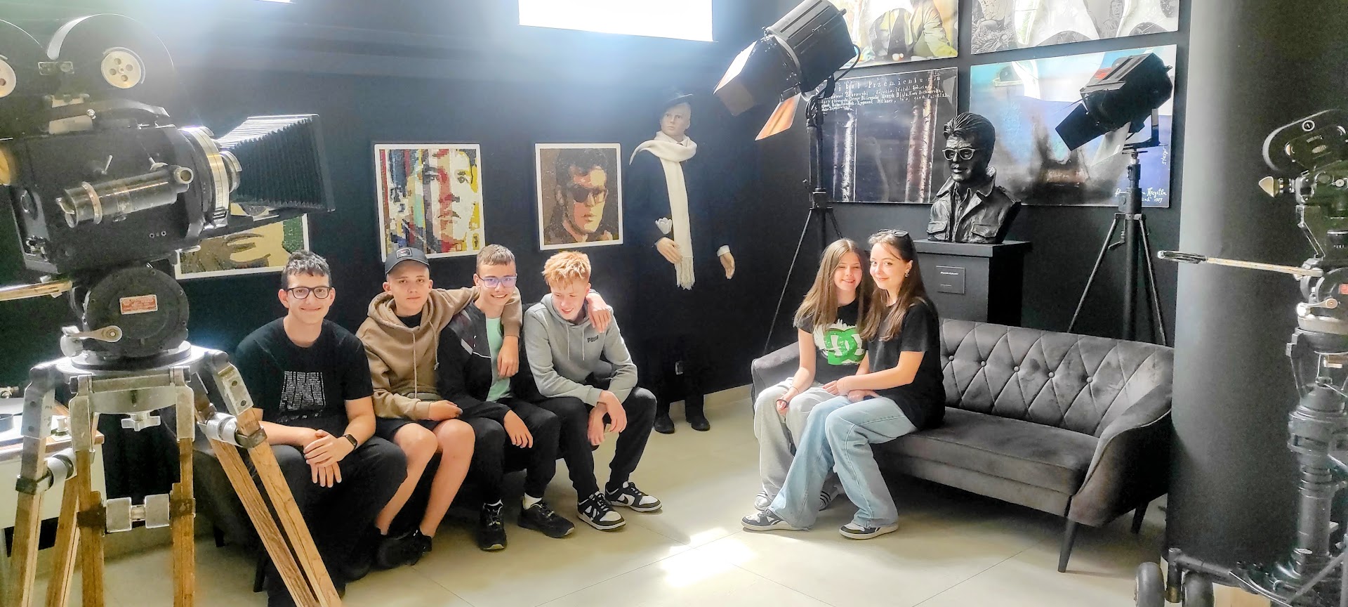 3 Uczniowie w Wytórni Filmów Fabularnych we Wrocławiu (1).jpg