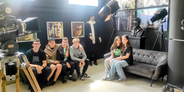 3 Uczniowie w Wytórni Filmów Fabularnych we Wrocławiu (1).jpg