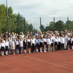 Uczniowie klas I-III na rozpoczęciu roku szkolnego (2).JPG