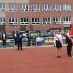 Poczet sztan darowy podczas inauguracji roku szkolnego