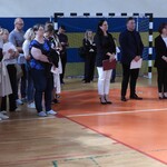 Uroczystość ślubowania uczniów klas I - dyrekcja i rodzice uczniów.JPG