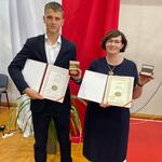 Uczeń i nauczycielka z medalami.jpg