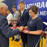 Uczeń i nauczycielka odbierają medale z rąk Prezydenta Miasta Białegostoku.jpg