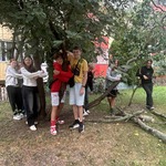 dzieci przytulają drzewo.jpg