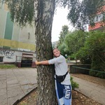 dziewczynka przytula drzewo 4.jpg