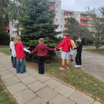 dzieci przytulają drzewo 2.jpg