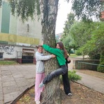 dzieci przytulają drzewo 3.jpg