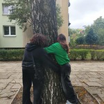 dzieci przytulają drzewo 4.jpg