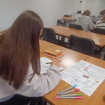 kl 8b dzieci wykonują skecznotki z pierwszej pomocy.jpg