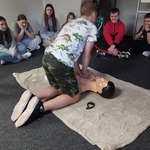 kl7a dzieci biorą udział w obchodach światowego dnia pierwszej pomocy 3.jpg