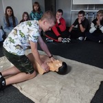 kl7a dzieci biorą udział w obchodach światowego dnia pierwszej pomocy 4.jpg