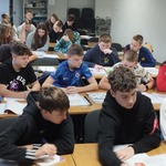 kl7a dzieci biorą udział w obchodach światowego dnia pierwszej pomocy.jpg