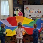 06 Dzieci bawią się z animatorem chustą animacyjną.jpg