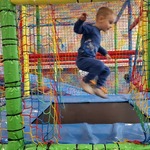 08 Chłopiec skacze na trampolinie.jpg