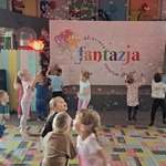 15 Dzieci łapią bańki mydlane.jpg