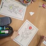 Dzieci uzupełniają karty pracy (1).jpg