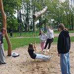 11 uczennice bawią się na huśtawkach.jpg