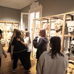 8 -uczniowie w muzeum rzeźby.jpg
