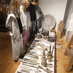 9 uczniowie przyglądają się eksponatom w muzeum.jpg