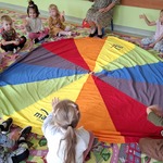 33 Dzieci przekazują sobie w kole serduszko z cukierkamio.jpg