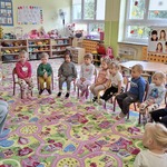 35 Dzieci słuchają książeczki czytanej przez P. bibliotekarkę.jpg