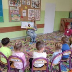 34 Dzieci słuchają książeczki czytanej przez P. bibliotekarkę.jpg