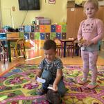 11 Dzieci ilustrują opowiadanie z pluszakam i.jpg