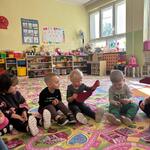 14 Dziewczynka rwie papierowe serduszko.jpg