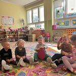 13 Chłopiec rwie papieroweserduszko.jpg