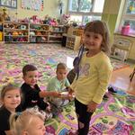 22 Dziewczynka wręcza koledze swoje papieroweserduszko.jpg