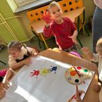 23 Dzieci tworzą z pomalowanych dłoni wspólne serce (3).jpg