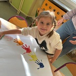 24 Dzieci tworzą z pomalowanych dłoni wspólne serce (3).jpg