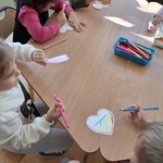 17 Dzieci kolorują serduszka.jpg