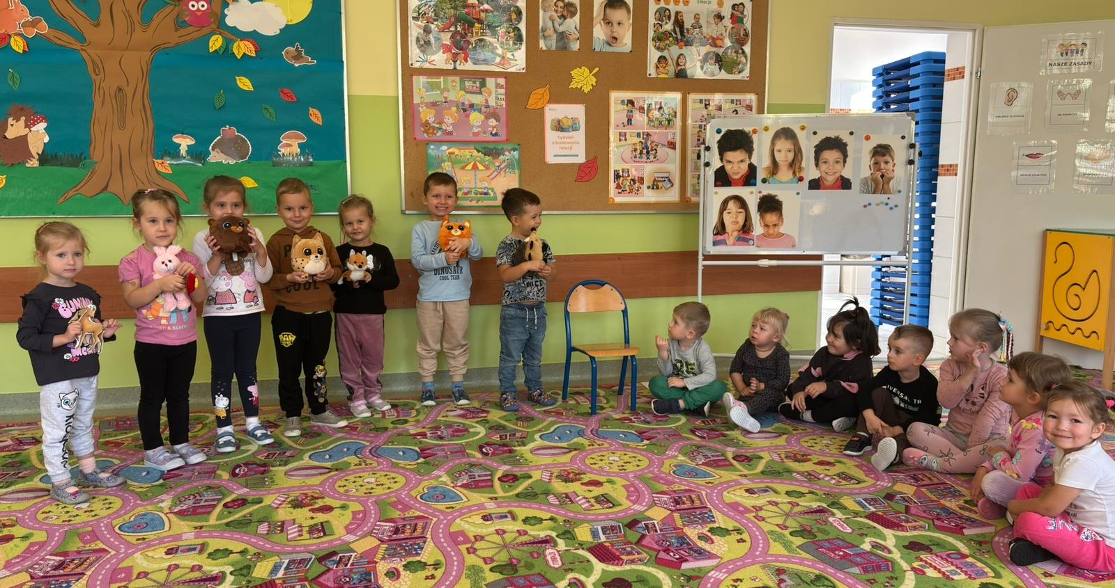 Dzieci ilustrują opowiadanie z pluszakami.jpg