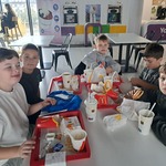 Dzieci podczas posiłku w restauracji (2).jpg